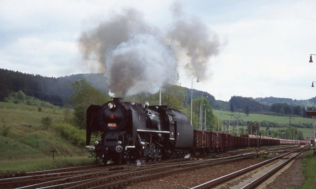 Horna Stubna am 18.5.2004
Eine Dampf Veranstaltung machte diese Aufnahme mglich.
Die slowakische 556.036 fhrt in Horna Stubna mit einem langen
Leergterzug in Richtung Prividza aus.