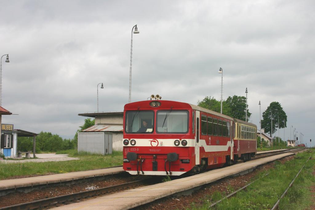 Horna Stubna am 31.5.2005
Triebwagen 812033 fhrt als Os nach Kremnicke Bane weiter.