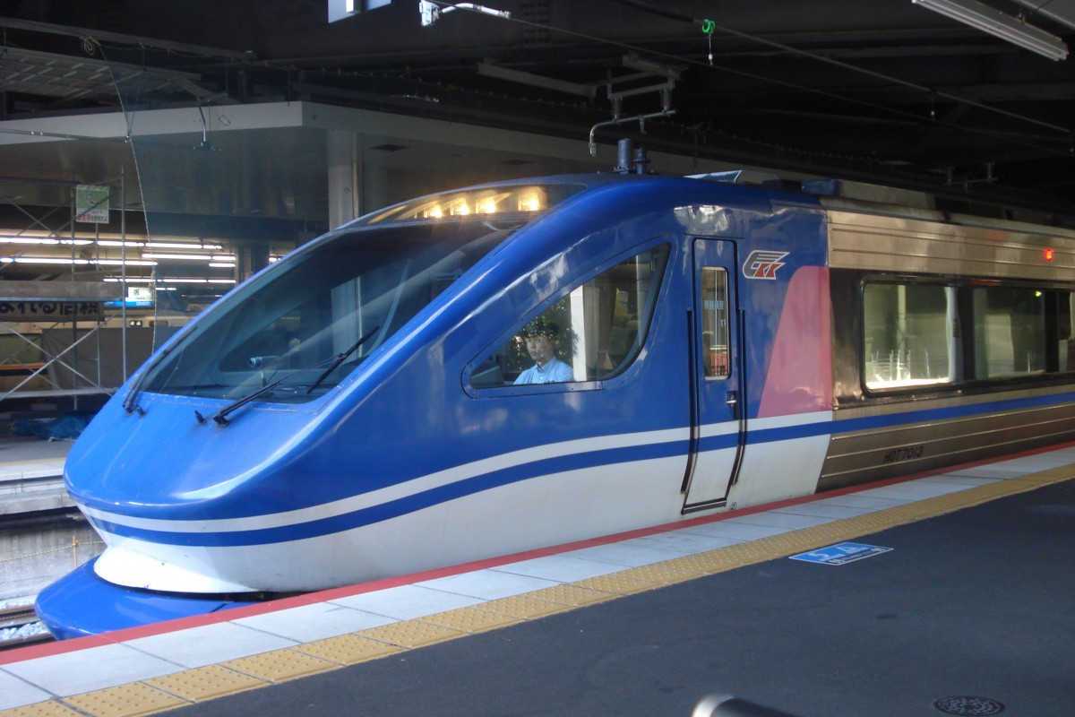 HOT7000 als Super Hakuto von Kyoto nach Kurayoshi in Shin-Osaka. Zwischenhalte Shin-Osaka, Osaka, Sannomiya, Akashi, Himeji, Kamigori, Sayo, Ohara, Chizu, Koge und Tottori (September 2013)