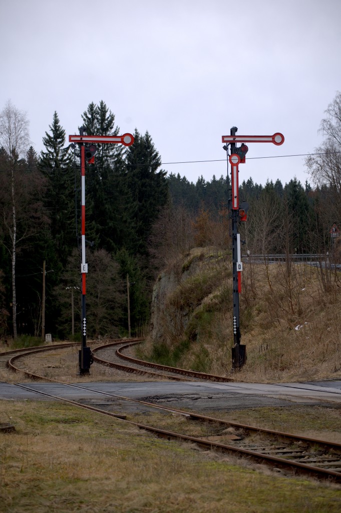 HP 0 zeigen beide Signale am südlichen Ende des stillgelegten Bahnhofe Schönheide Süd.Allerdings wird hier Museumsbahnbetrieb durchgeführt.13.02.2014 13:48 Uhr.