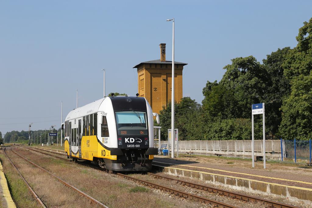 HP 1 für den Dieseltriebwagen SA135-001 nach Zagan im Bahnhof Rokitki am 8.9.2021 um 13.41 Uhr.