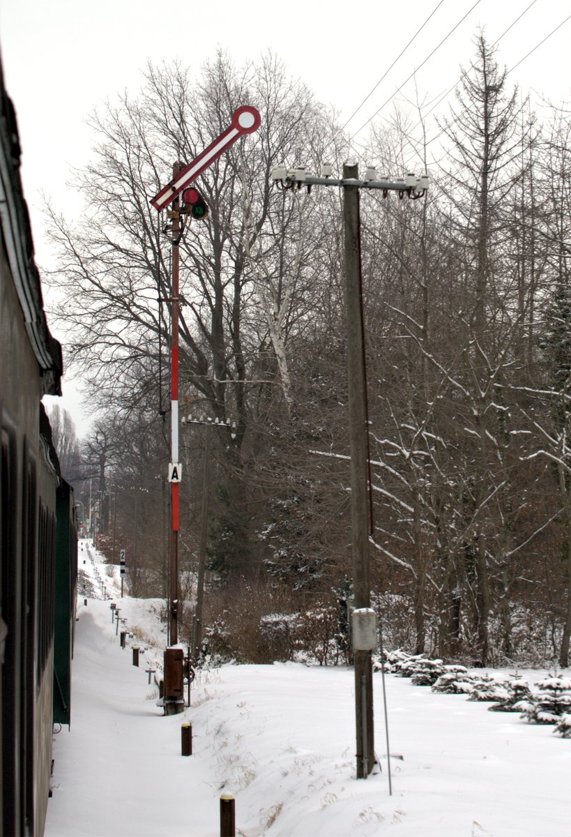 Hp 1 zeigt das Einfahrtssignal Bahnhof Moritzburg. 07.02.2021  14:54 Uhr.