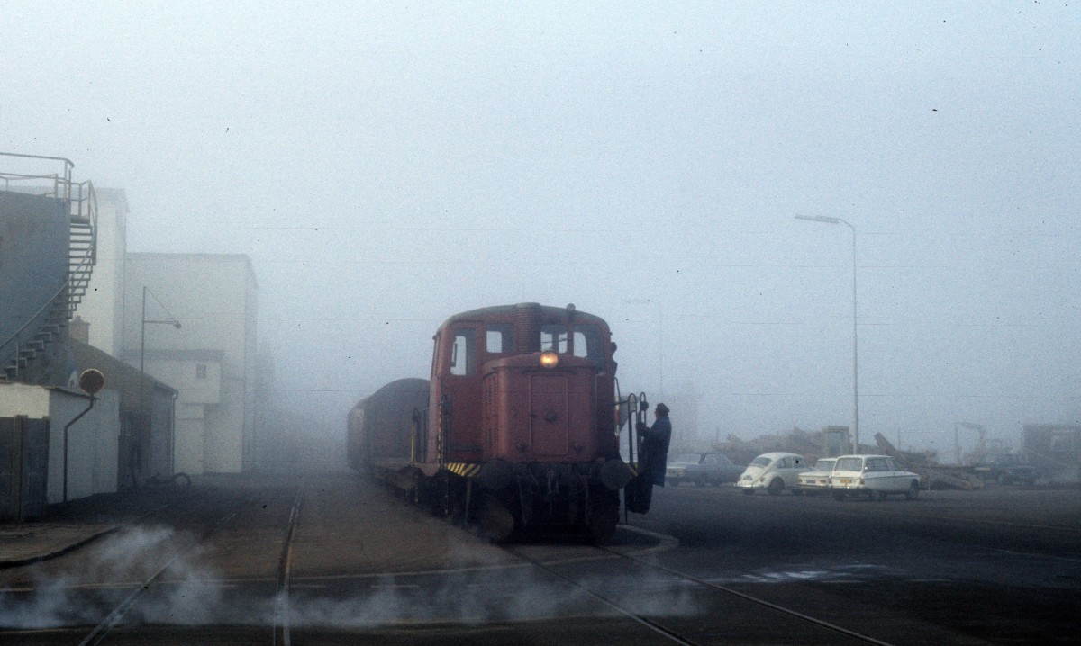 HP, Hjrring Privatbaner: Diesellok 14 (Frichs 1953) mit Gterwagen auf dem Hafengleis in Hirtshals am Morgen des 24. Februar 1975.