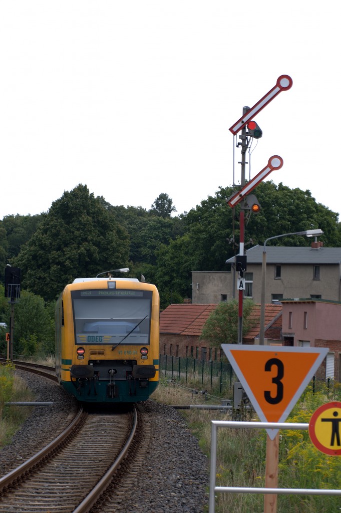 Hp2 zeigt hier das Einfahrtssignal des Bahnhofes Malchow(Mecklenburg), welches gerade eben vom wiederanfahrenden TW der ODEG passiert wird. Der TW hatte am neu errichteten Haltepunkt Malchow gehalten. 30.08.2013 16:02 Uhr.