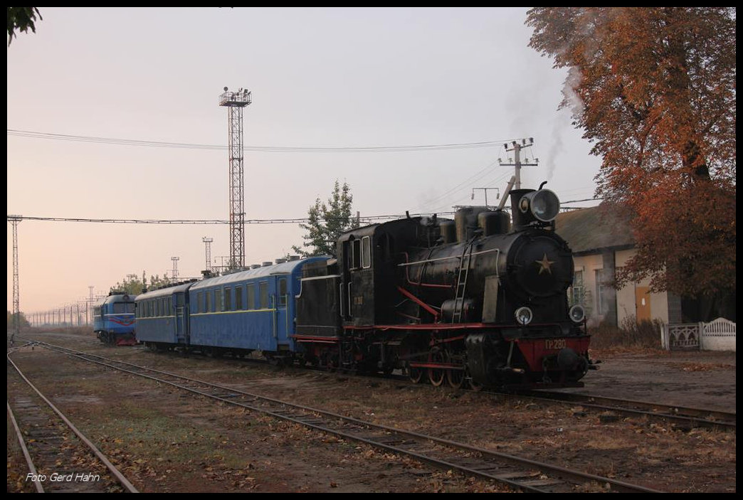 HR 280 vor der Abfahrt am 11.10.2016 im Bahnhof Rudnitsa.