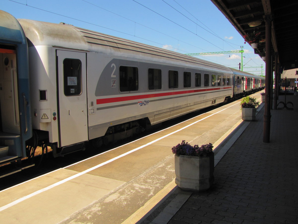 HR-H PP 61 78 20-70 076-4 Bee im IC 201  AGRAM  von Zagreb Glavani Kolod. nach Budapest-Deli pu, am 06.06.2016 in Sifok. Der Zuglauf war allerdings auf Grund von Schienenersatzverkehr zwischen Balatonlelle und Zamardi nicht durchgngig.