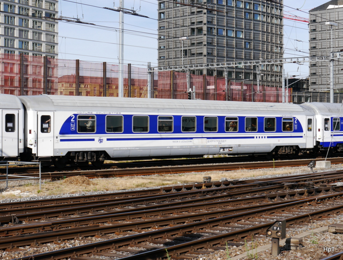 HR-HZ  -  Personenwagen 2 Kl. Bcee 61 78 59-70 001-6 bei der einfahrt im HB Zürich am 26.07.2015
