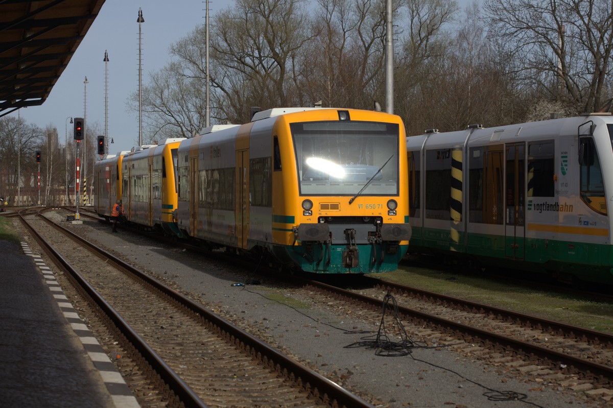 Hradek nad Nisou (Grottau) ist ein Stützpunkt der Vogtlandbahn geworden, nachdem die DB AG 
die Strecke  Dresden - Wilthen - Zitttau - Liberec verloren hat. Neben Desirios vekehren nun auch TW der Baureihe 650.12.04.2015 10:55 Uhr.