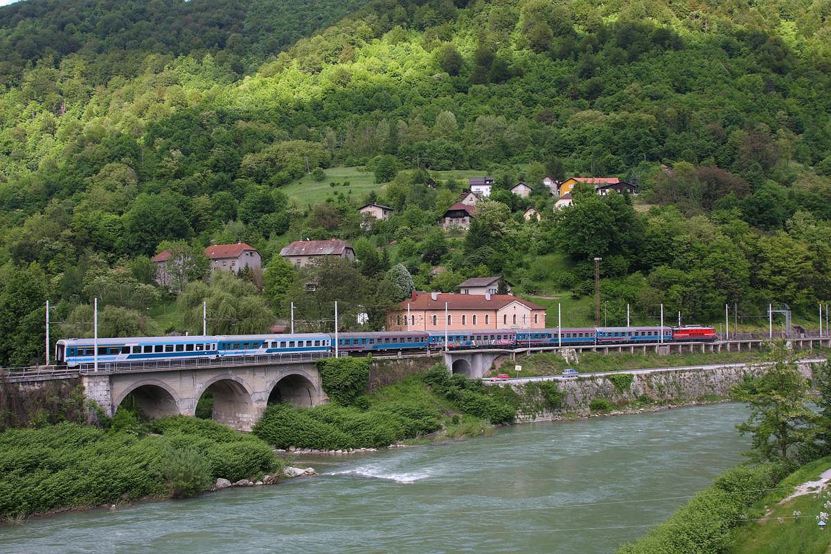 Hrastnik am 14.5.2013
Schnellzug mit Altbau E-Lok der Reihe 342 in Richtung Zidani Most.