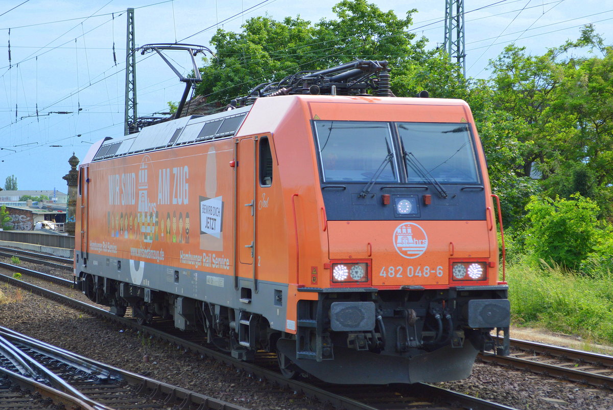 HRS - Hamburger Rail Service GmbH & Co. KG mit der  482 048-6/Joel   [NVR-Nummer:482 048-6?], da die Lok direkt an die Hamburger Firma veräußert wurde ist die Registrierung unklar, bleibt es eine Lok aus der Schweiz oder bekommt sie eine deutsche Zuordnung?. Jedenfalls fuhr sie mir überraschend und erfreulicherweise in Magdeburg Neustadt vor die Linse am 03.06.19 
