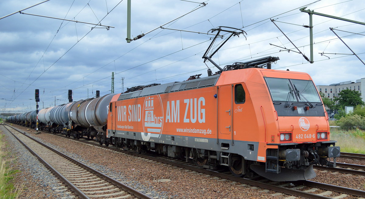 HRS - Hamburger Rail Service GmbH & Co. KG mit  482 048-6  und Kesselwagenzug am 05.07.19 Bf. Flughafen Berlin-Schönefeld.