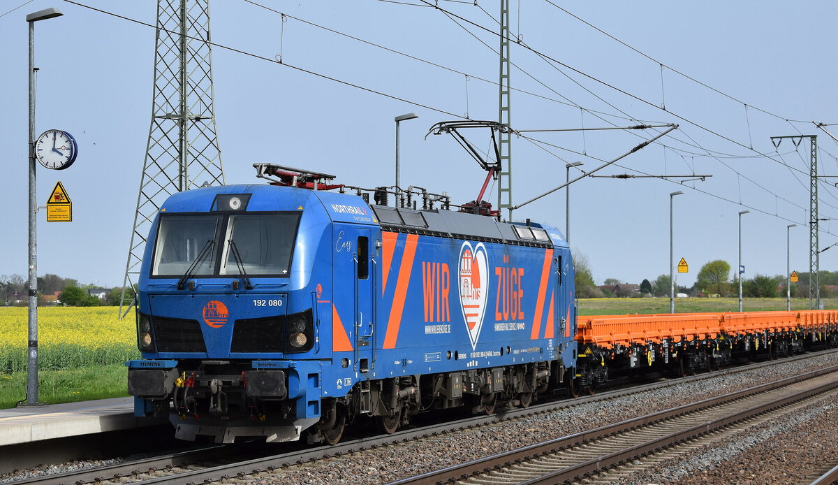 HRS - Hamburger Rail Service GmbH & Co. KG, Ahrensburg [D] mit der Northrail Smartron  192 080  [NVR-Nummer: 91 80 6192 080-0 D-NRAIL] und einem Ganzzug Drehgestell-Flachwagen am 08.04.24 Höhe Bahnhof Rodleben.