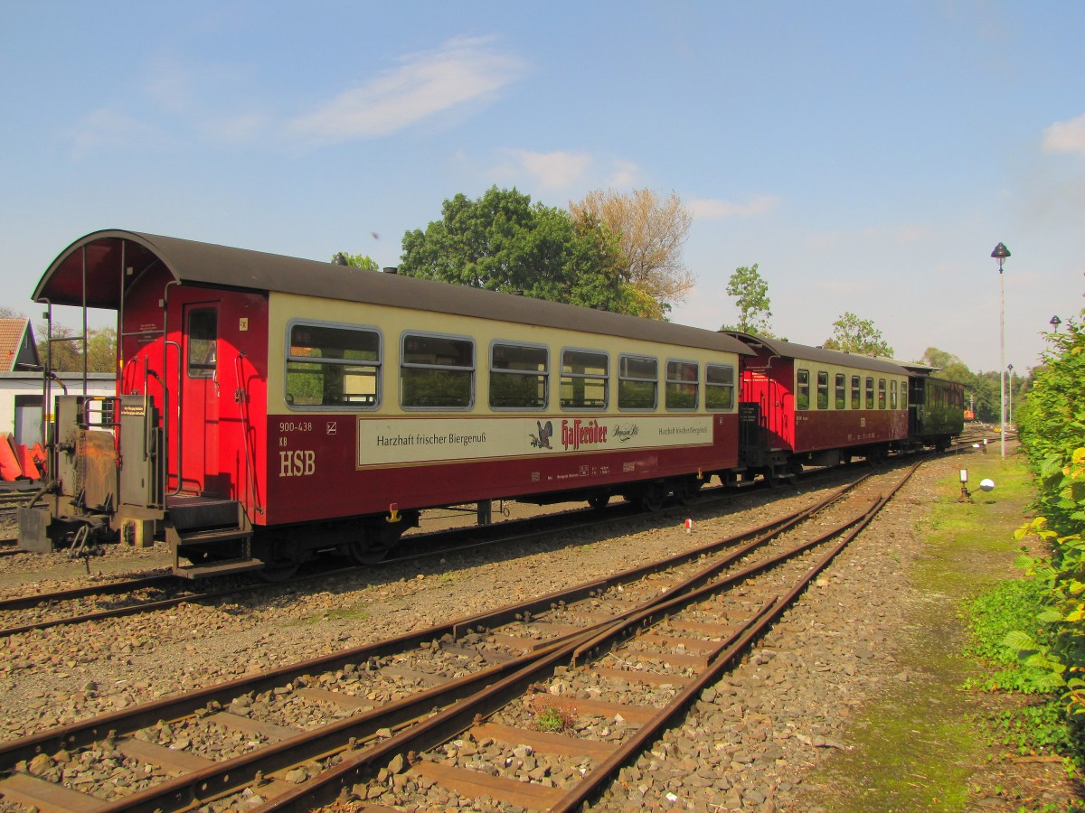 HSB 900-438 KB am 17.09.2014 abgestellt in Wernigerode Westerntor. Durch die Hecke fotografiert.