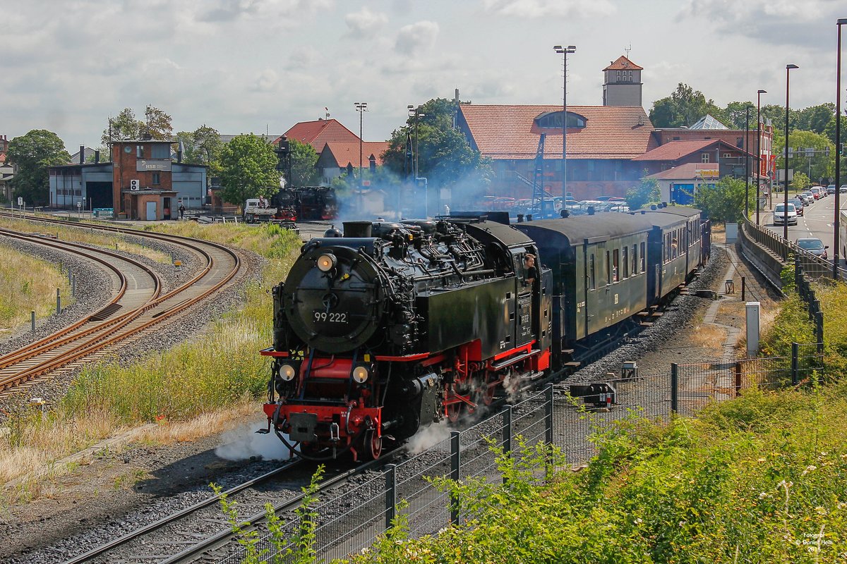 HSB 99 222 mit Traditionszug bei der Ausfahrt aus Wernigerode, Juli 2015.