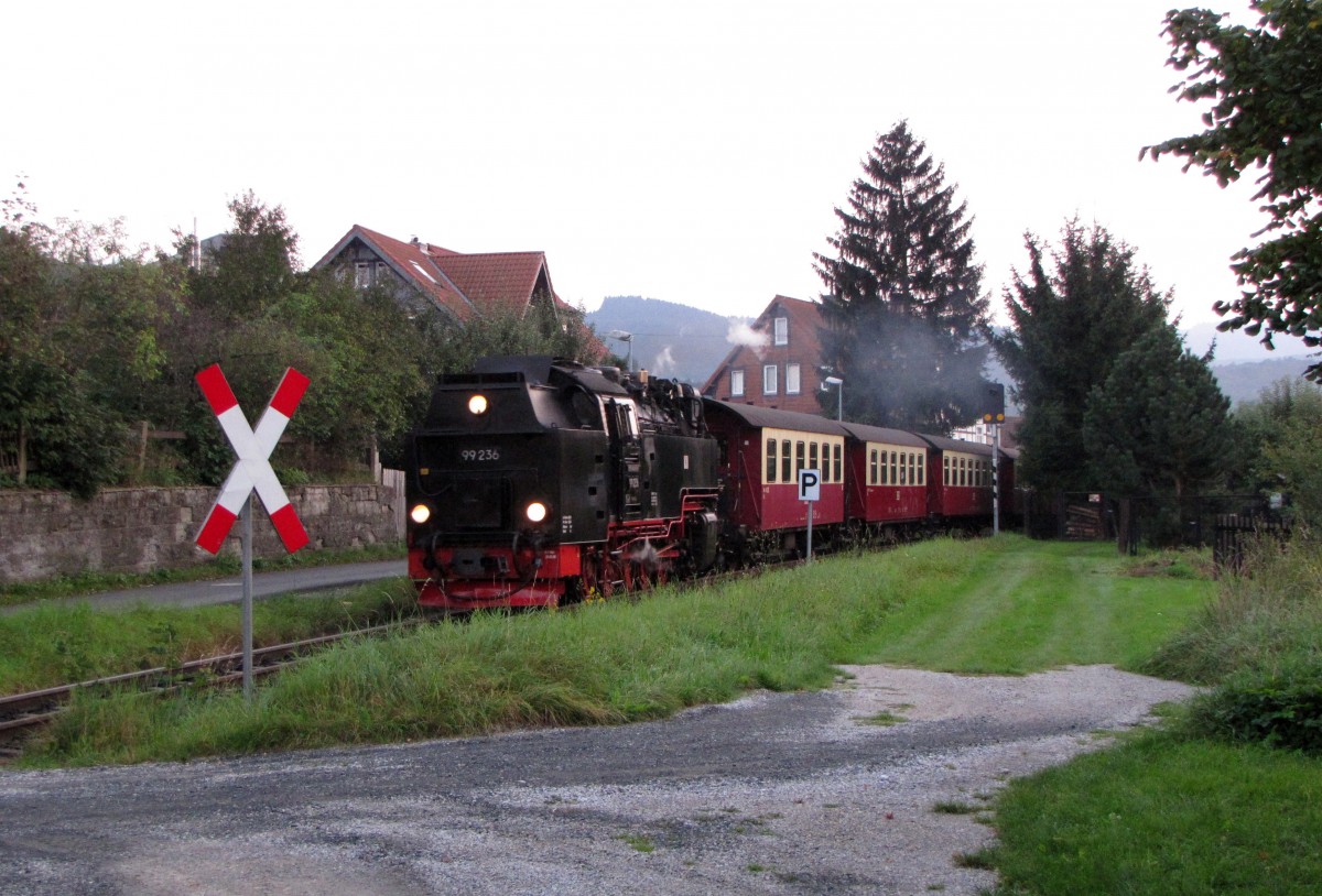 HSB 99 236 mit der HSB 8934 vom Brocken nach Wernigerode, am 16.09.2014 am Wüstenteichen in Wernigerode.