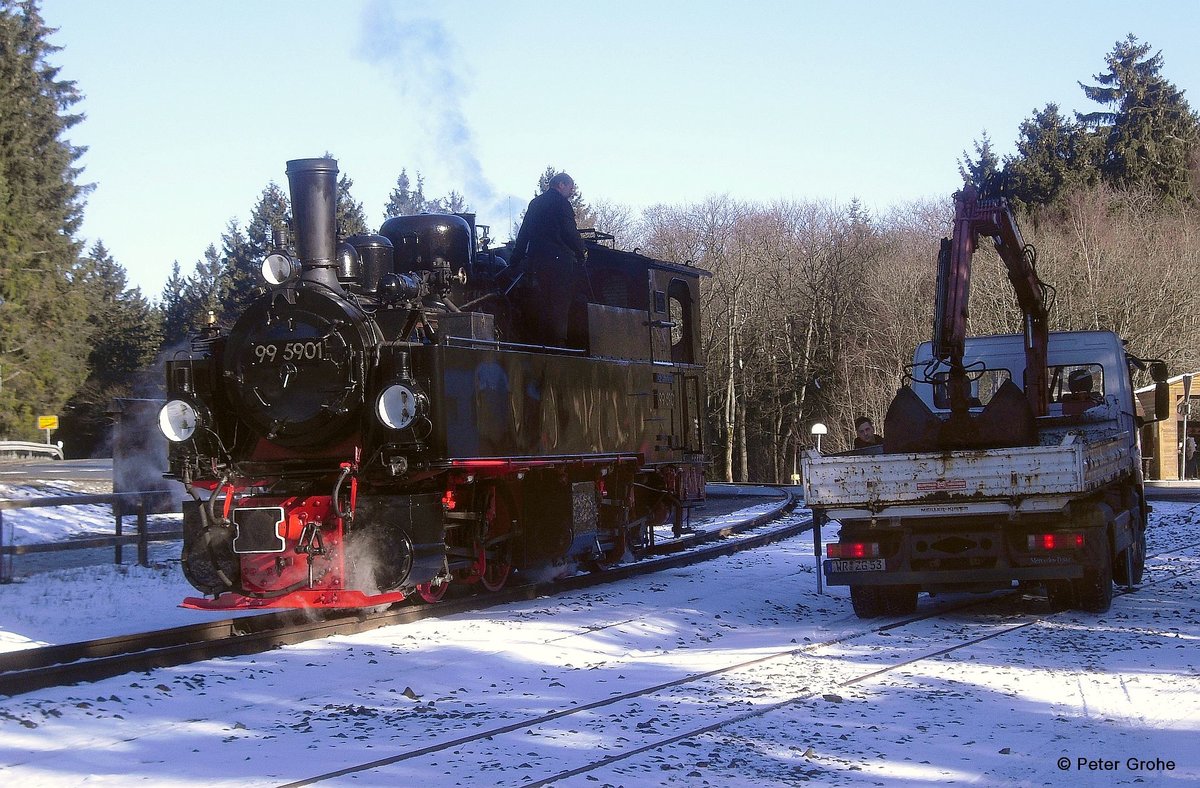 HSB 99 5901, ex NWE 11 (Bj. 1897, Arnold Jung) beim Bekohlen vom LKW mit Greifer, KBS 325 Wernigerode - Brocken, fotografiert im Bf. Drei Annen Hohne am 13.02.2016  