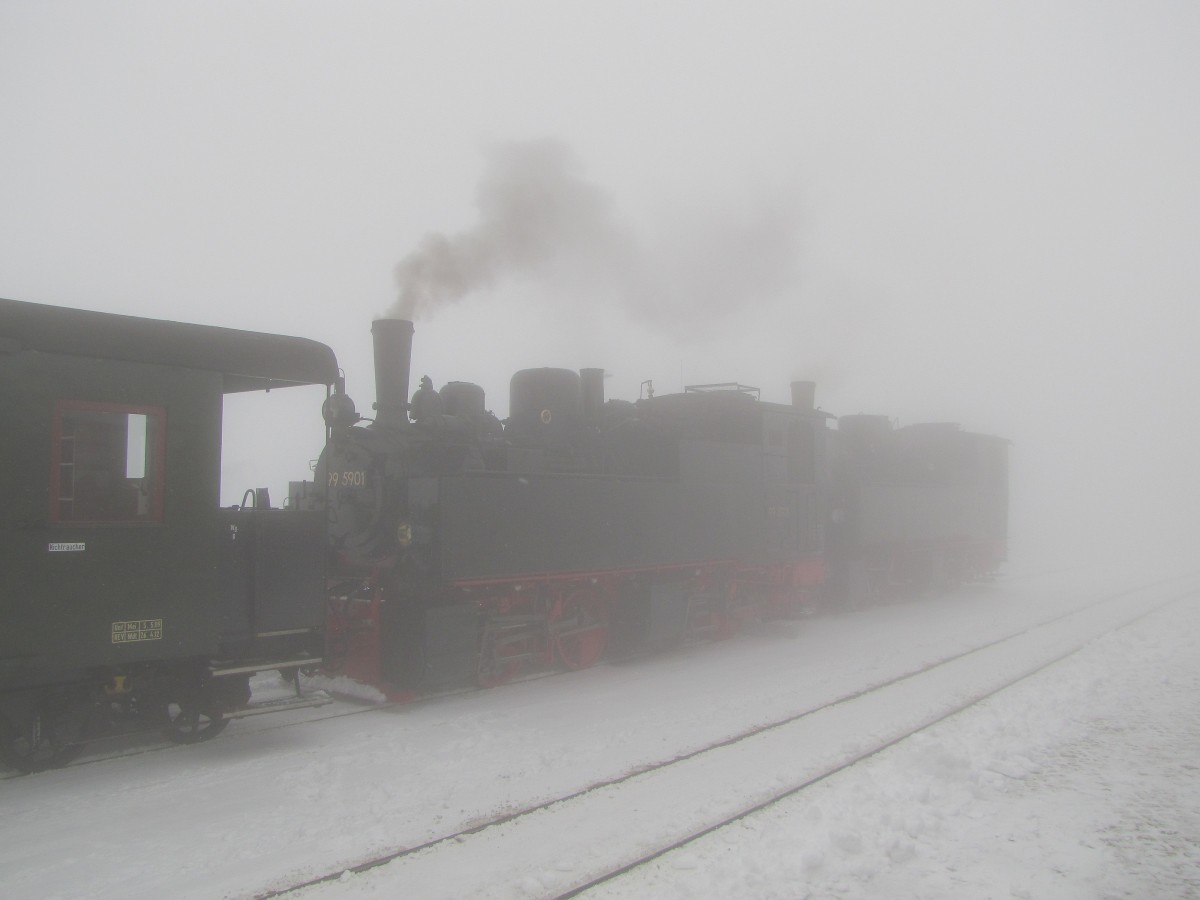 HSB 99 5902 + 99 5901 an einem Sonderzug aus Wernigerode, am 29.03.2013 im Bf Brocken.