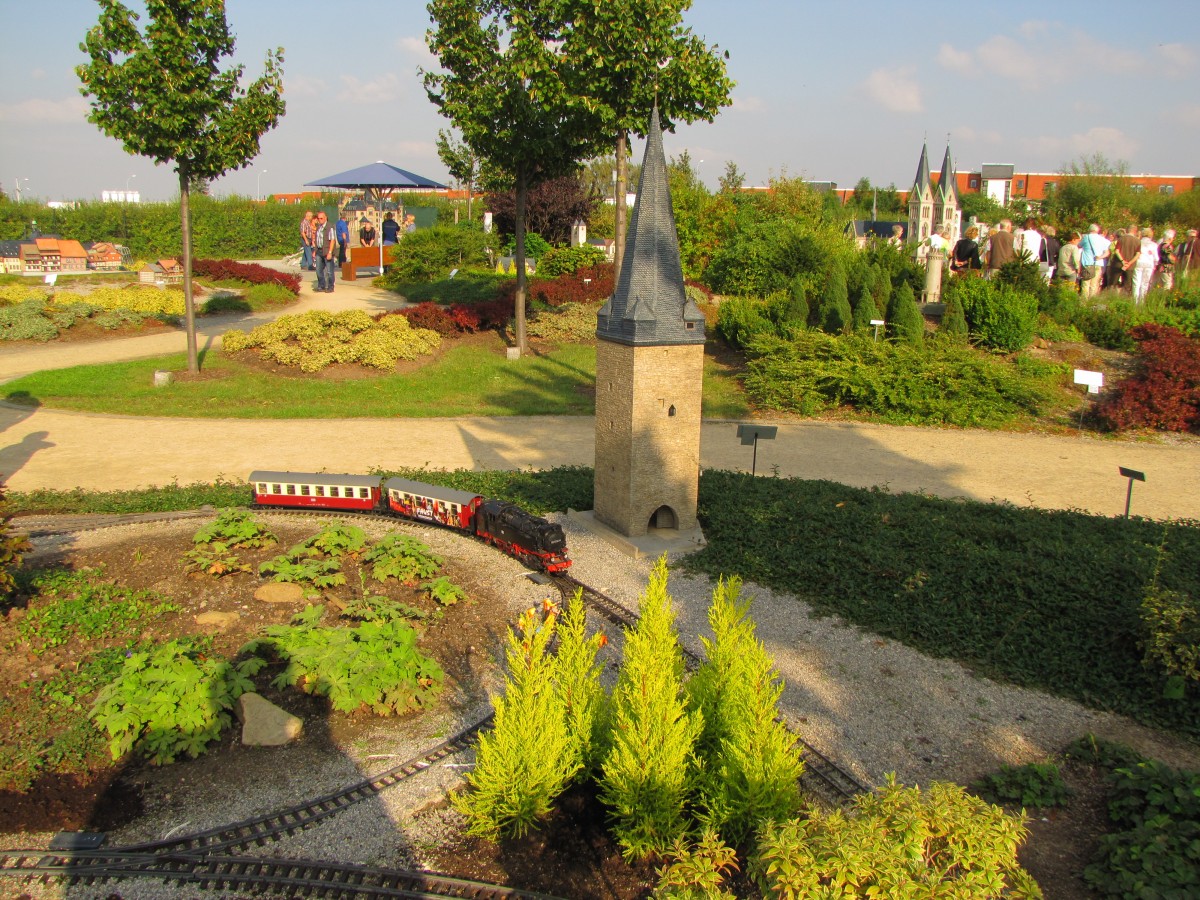 HSB 99 7234-0 mit einem Zug zum Brocken, am 17.09.2014 im Miniaturenpark Wernigerode.
