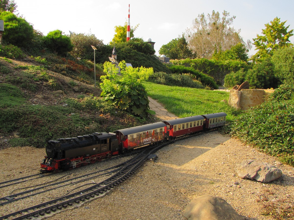 HSB 99 7234-0 mit einem Zug zum Brocken, am 17.09.2014 im Miniaturenpark Wernigerode.
