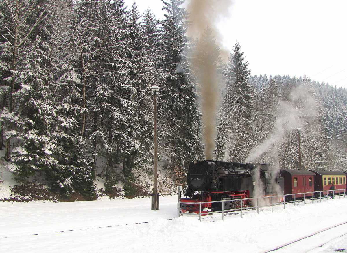HSB 99 7235-7 mit der HSB 8964 nach Quedlinburg, am 29.03.2013 im Bahnhof Eisfelder Talmühle.