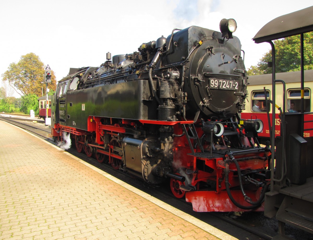 HSB 99 7247-2 mit der HSB 8932 (Brocken - Wernigerode), am 17.09.2014 in Wernigerode Westerntor.