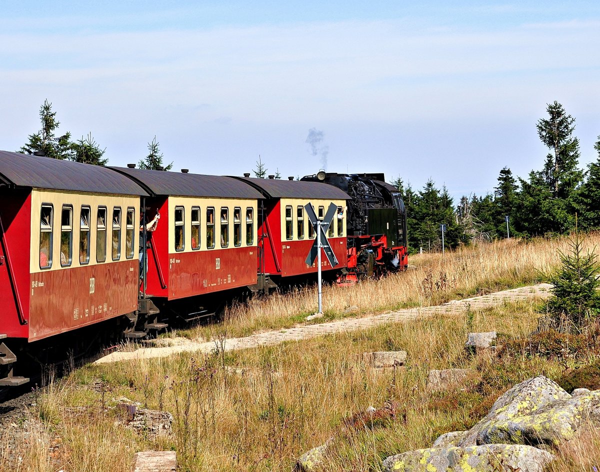 HSB 99 7247 befindet sich am 02.09.16 mit Zug Nr. 8929 kurz unterhalb des Brockens auf der Fahrt nach Drei Annen (-Nordhausen) aus einem der hinteren Wagen heraus fotografiert)).