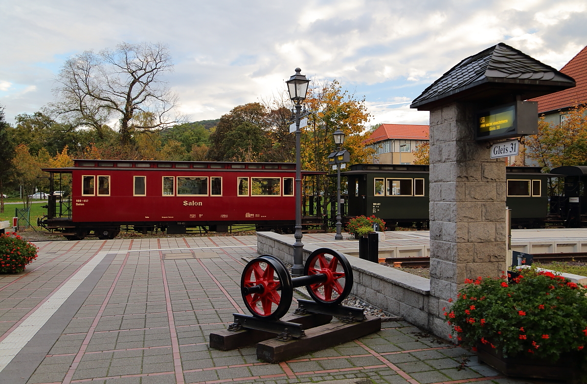 HSB-Bahnhof Wernigerode am Abend des 16.10.2014. Auf Gleis 34 steht ein Sonderzug der IG HSB bereit, welcher unter Mallet-Bespannung am nächsten Tag zum Brocken und nach Gernrode fahren wird.