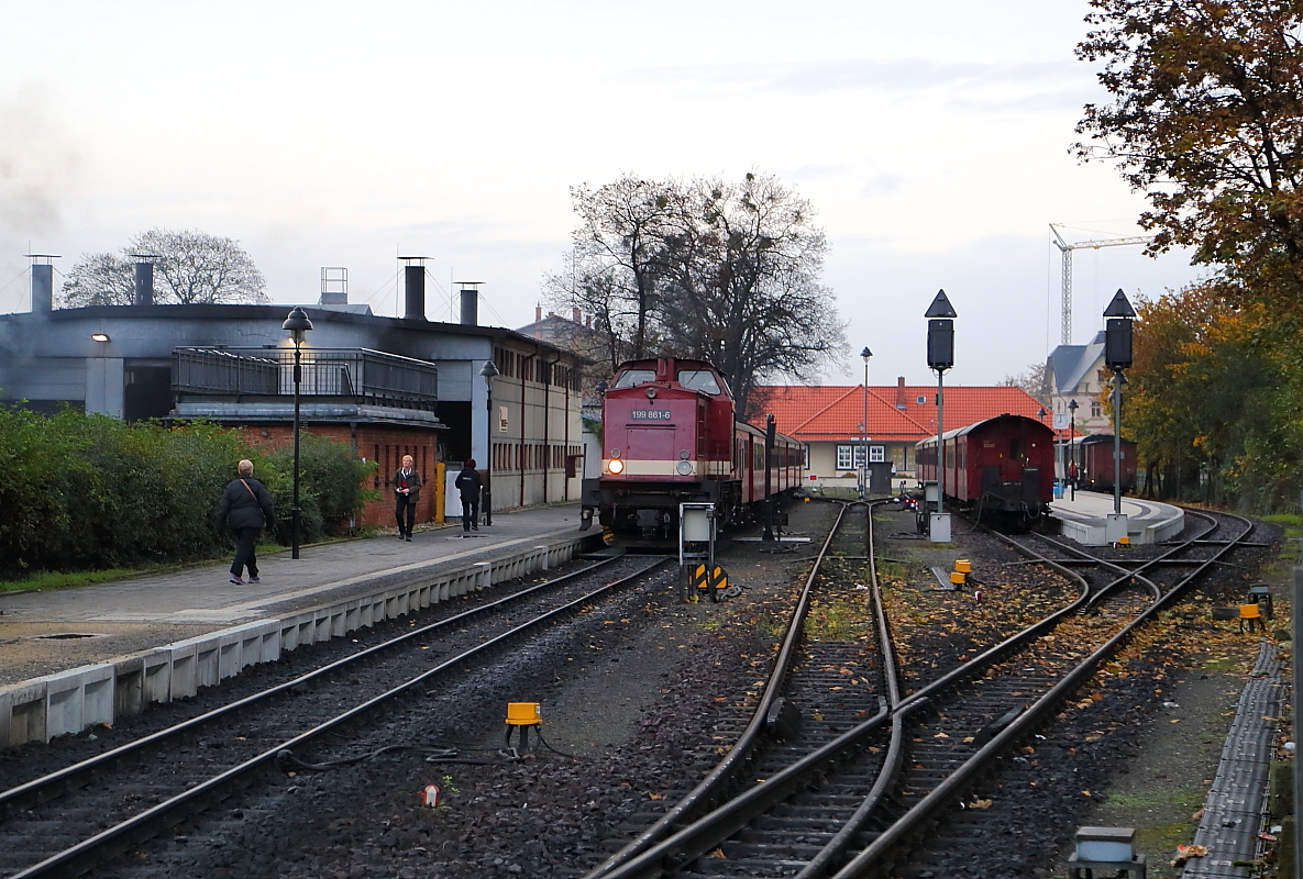 HSB-Bahnhof Wernigerode am Morgen des 17.10.2014. Auf Gleis 31 hat 199 861 gerade den ersten Zug des Tages bereitgestellt, welcher wenig später unter Traktion von Dampflok 99 7247 zum Brocken dampfen wird.