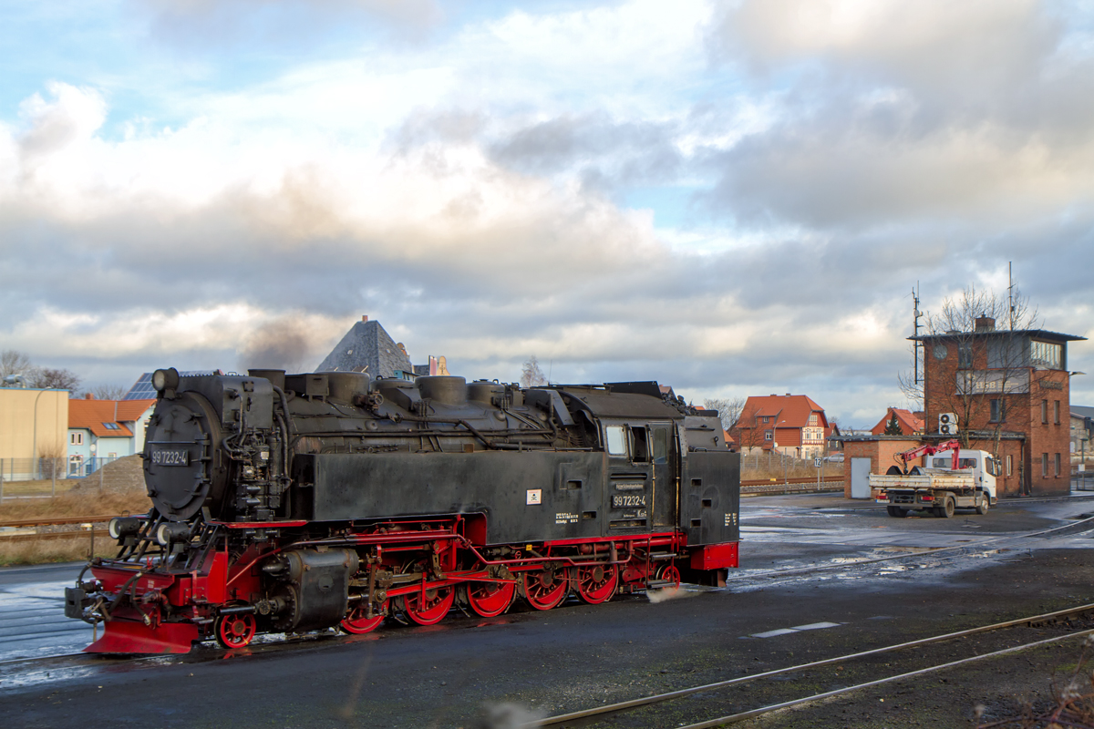 HSB Lok 99 7232 in Wernigerode am Stellplatz des Aschecontainers. - 06.01.2015