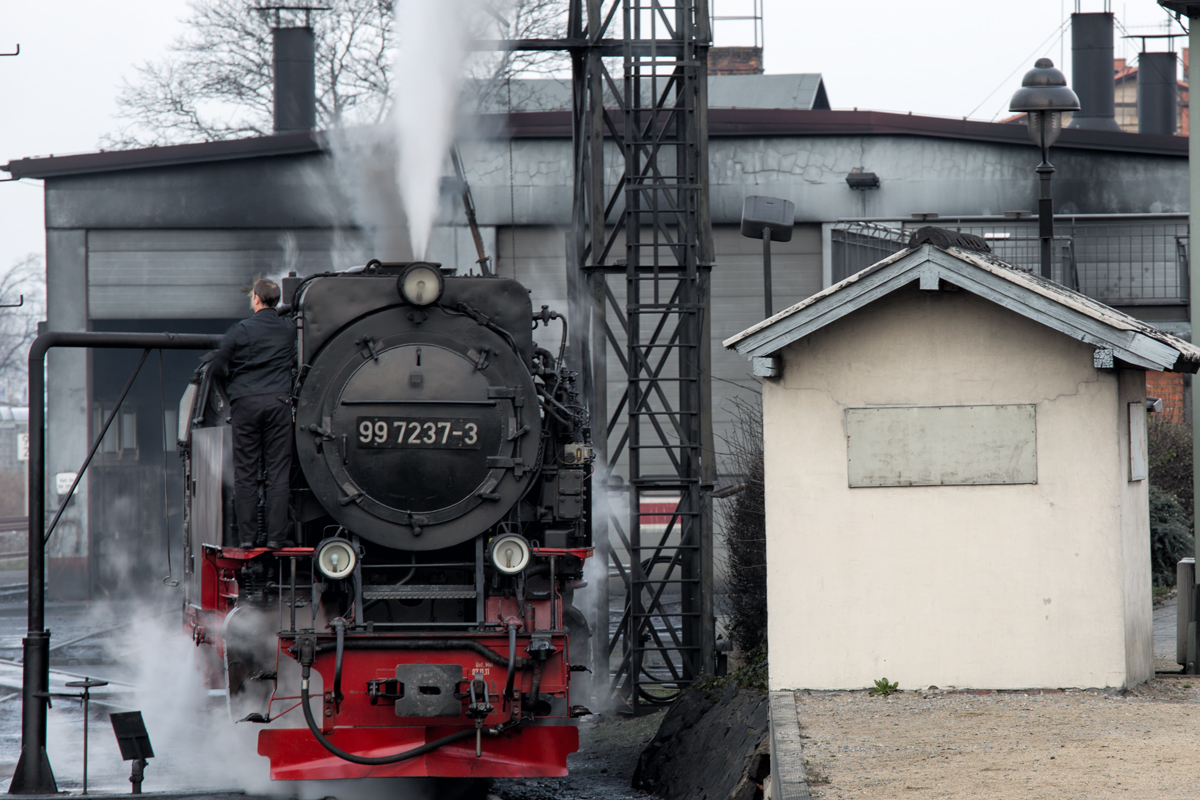 HSB Lok 99 7237 in Wernigerode beim Wassernehmen. - 06.01.2015 - Vom Parkplatz aufgenommen.