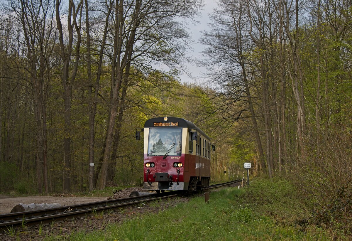 HSB-Triebwagen 187 018-7 passiert als Zug 8905 nach Nordhausen die 300-Höhenmeter-Marke am Wanderparkplatz Steinerne Renne (02.05.2022)