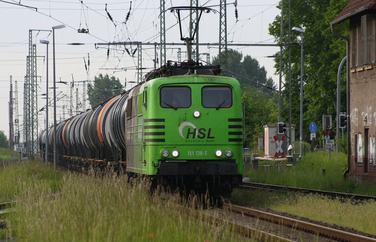 HSL 151 138-5 mit KeWa am 01.06.2021 durch Anklam - Aufnahme vom Bf Aus - Bahnsteig an Gleis 1 (Bild war freigeschaltet)