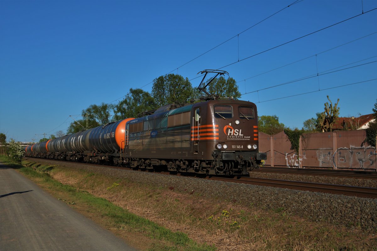 HSL 151 145-0 mit Kesselwagen am 20.04.20 in Rodenbach 