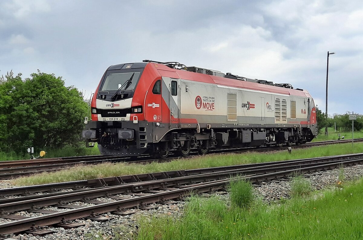 HSL 159 219 am 19.05.2021 in Emleben. Sie bespannte wenig später den DGS 69461 nach Großkorbetha.