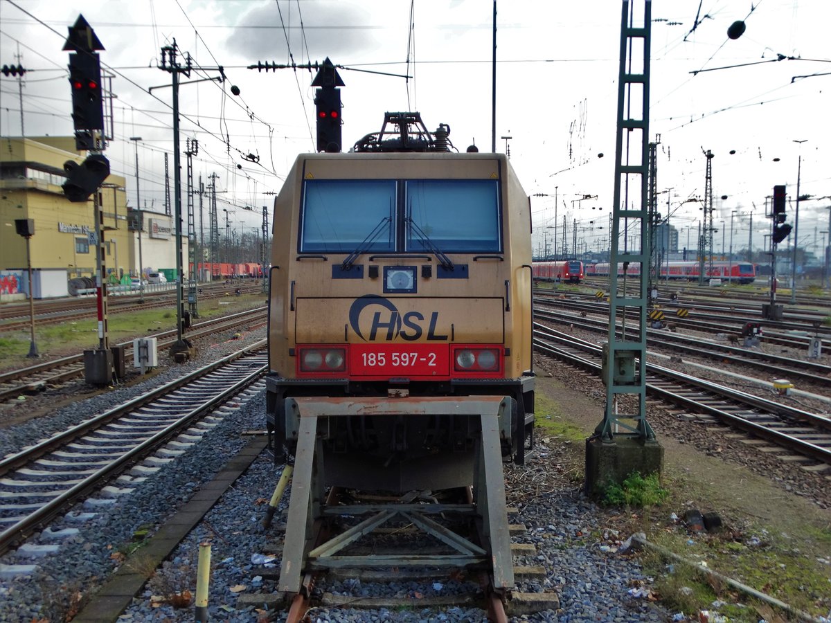 HSL 185 597-2 abgestellt am 16.12.17 in Mannheim Hbf vom Bahnsteig aus fotografiert