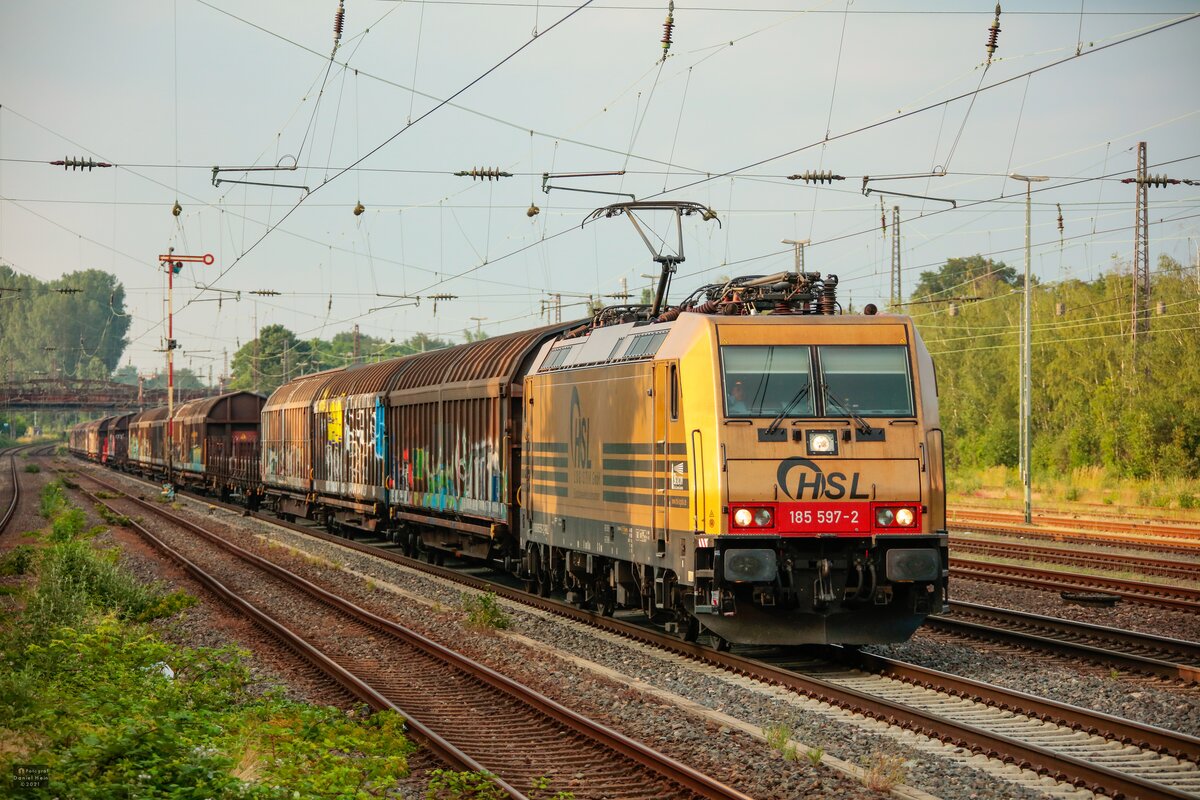 HSL 185 597-2  Goldlok  in Düsseldorf Rath, Juni 2021.