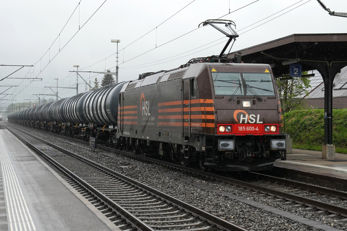 HSL 185 600-4 mit einem Kesselwagenzug bei Deitingen am 5. Mai 2022.
Foto: Walter Ruetsch