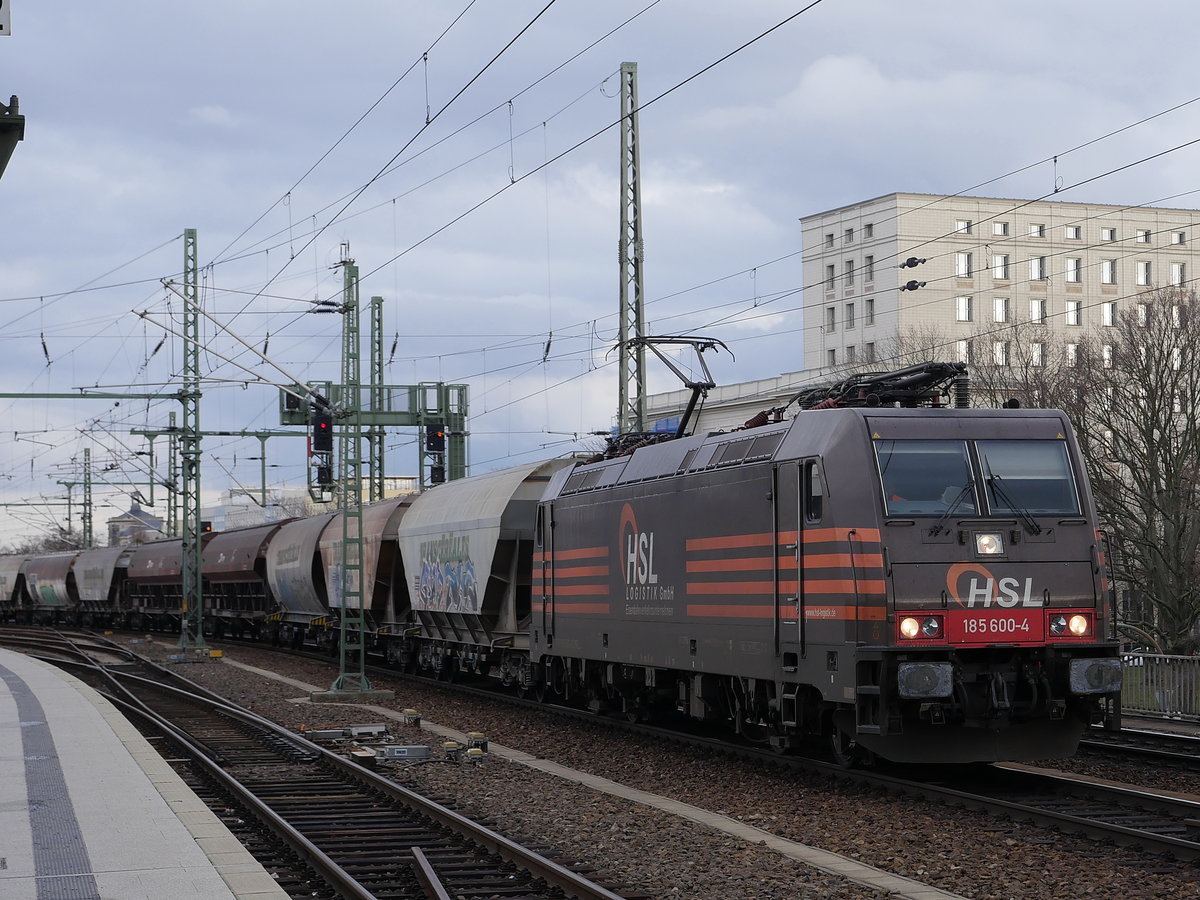 HSL 185 600 mit einem Getreidezug bei Durchfahrt durch Dresden Hbf., 09.03.2020
