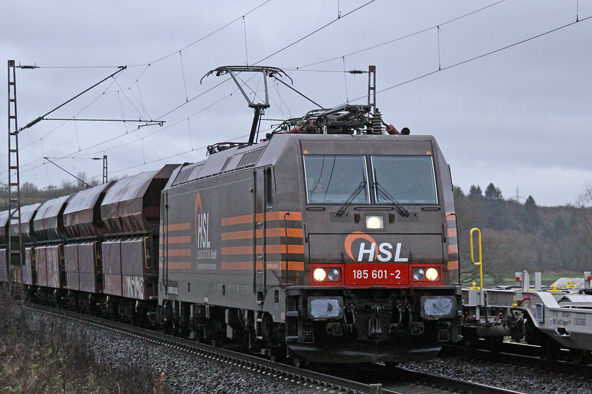 HSL 185 601-2 am 25.11.2017  10:34 nördlich von Salzderhelden am BÜ 75,1 in Richtung Kreiensen