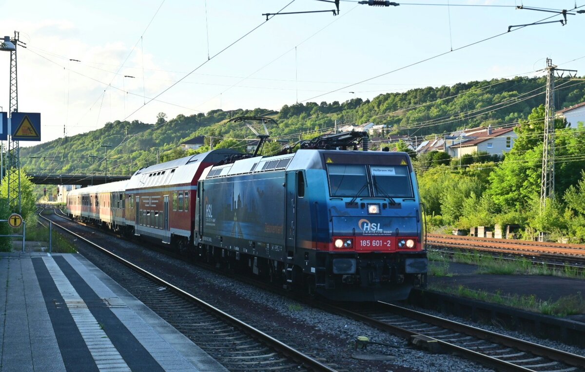 HSL 185 601-2 mit RE10a Ersatzzug nach Heilbronn Hbf bei der Einfahrt in Neckarelz am Abend des 1.7.2022