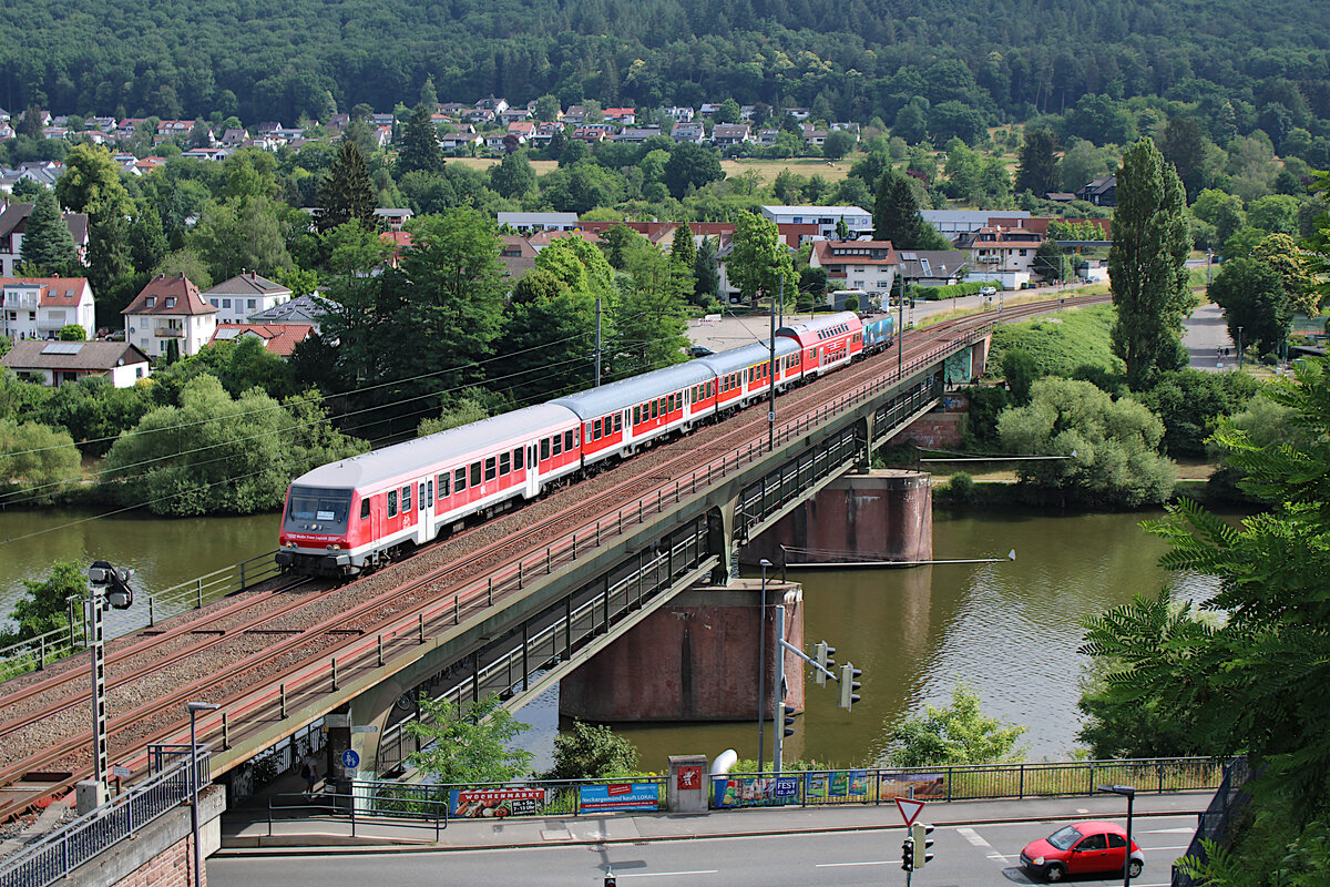 HSL 185 601-2  Nightrider  schiebt den WFL-Ersatzzug der Linie RE10a von Heilbronn nach Heidelberg und passiert hier gerade die Neckarbrücke in Neckargemünd. (20.06.2022)