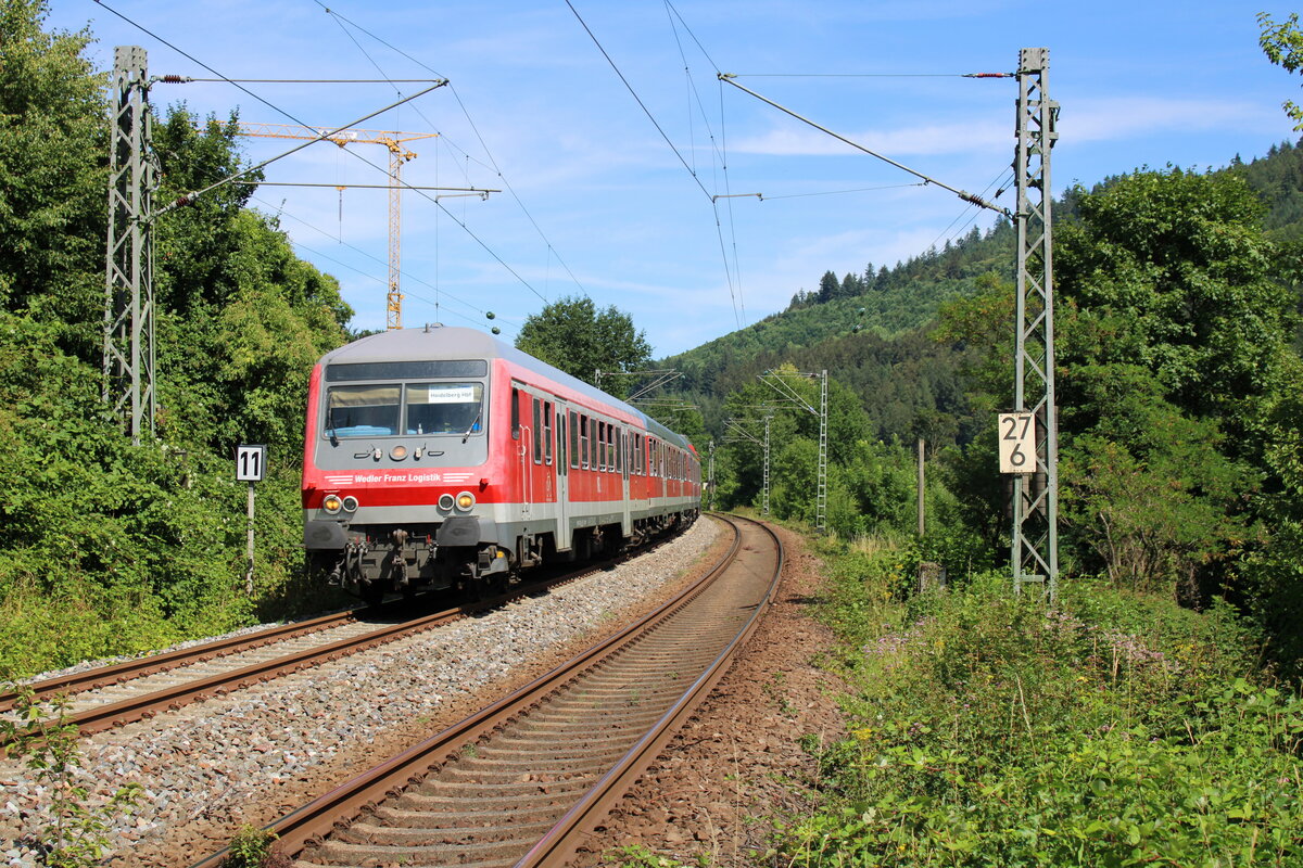 HSL 185 601-2  Nightrider  schiebt für WFL den RE10a-Ersatzzug von Heilbronn nach Heidelberg hier bei der Durchfahrt in Lindach. (06.07.2022)