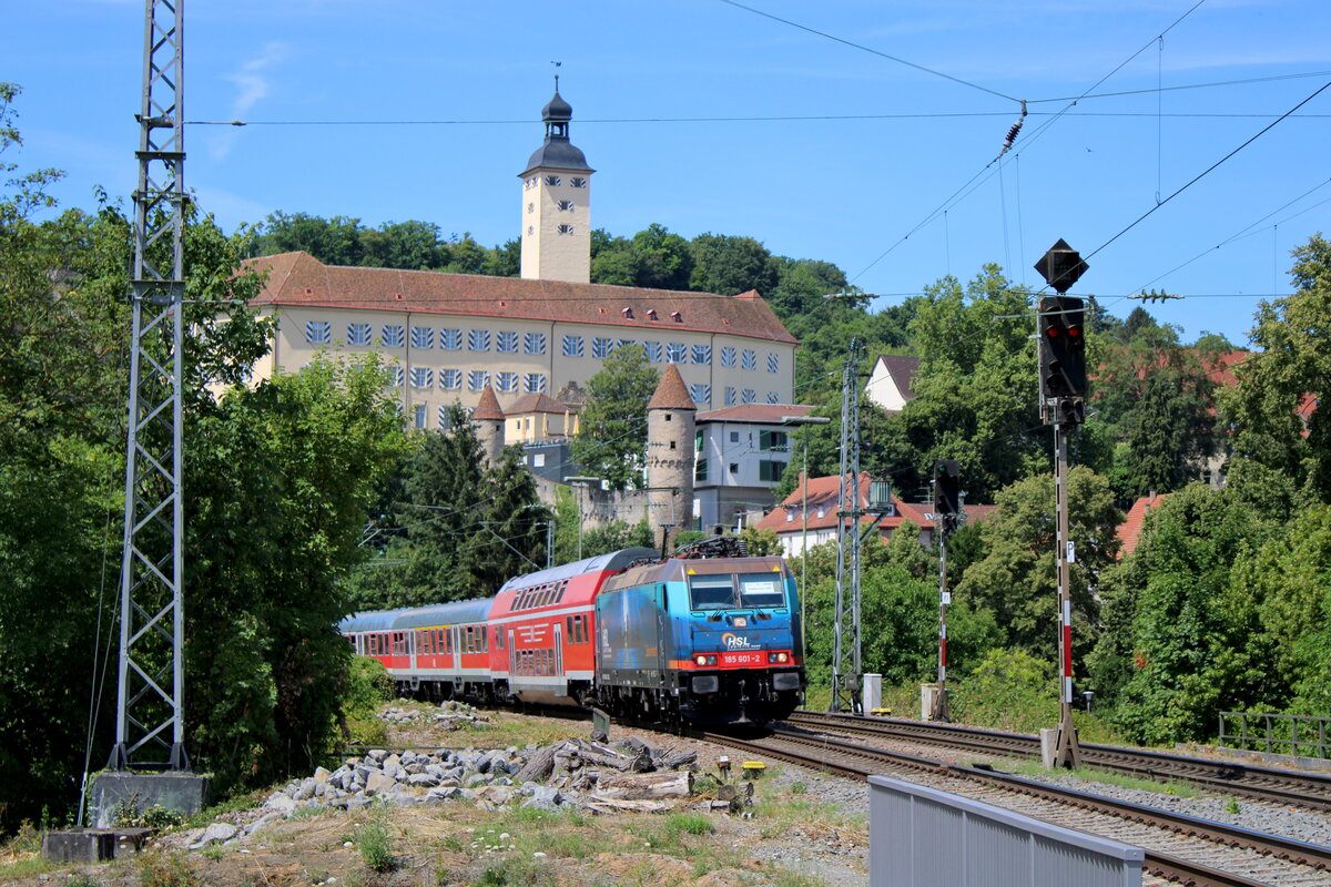 HSL 185 601-2  Nightrider  zieht für WFL den RE10a-Ersatzzug von Mannheim nach Heilbronn hier bei der Durchfahrt in Gundelsheim(Neckar). (06.07.2022)