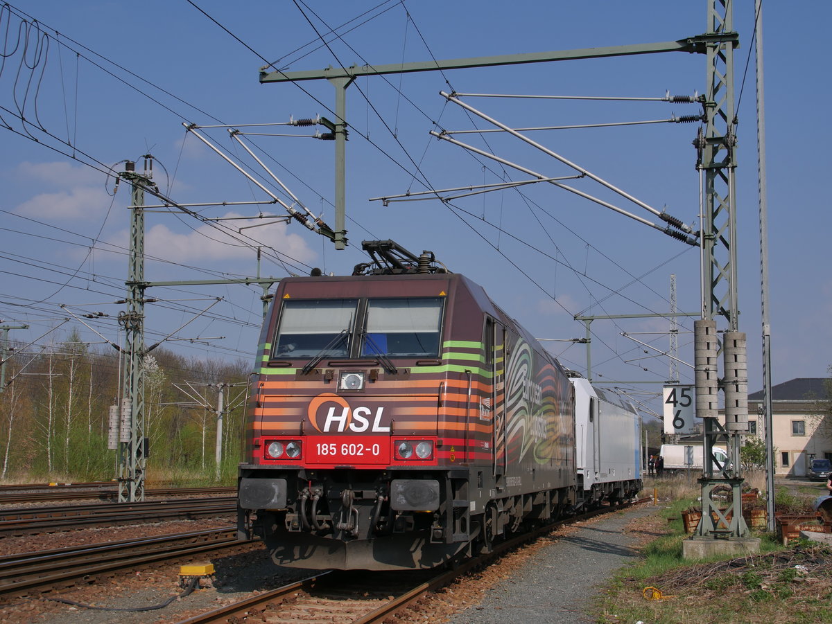 HSL 185 602 European Logistics wartet gemeinsam mit 185 636 Railpool auf neuen Einsatz; Pirna, 09.04.2017
