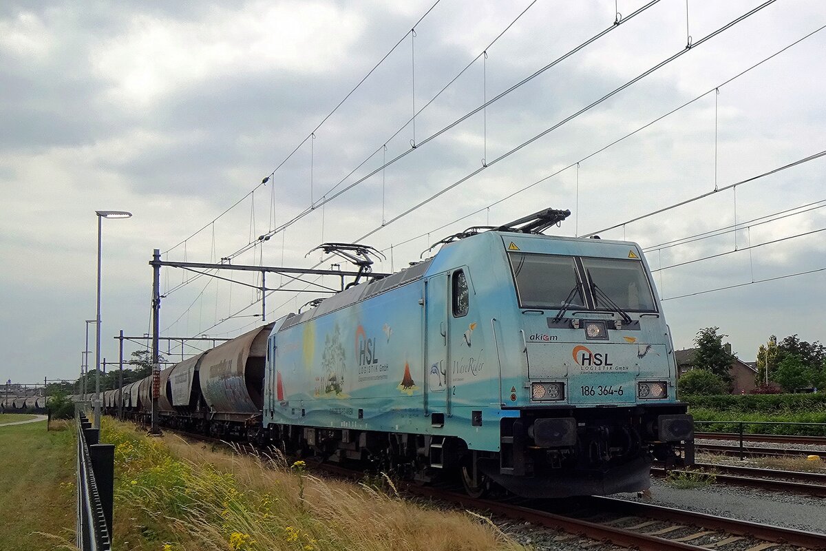 HSL 186 364 'Waverider' treft am 22 Juni 2021 mit ein Getreidezug in Oss ein.