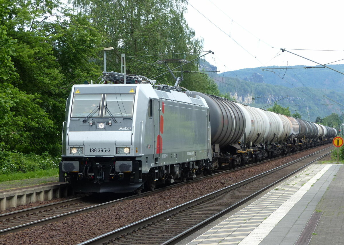 HSL 186 365-3 mit Kesselwagen Richtung Dresden, am 09.06.2020 in Krippen.
