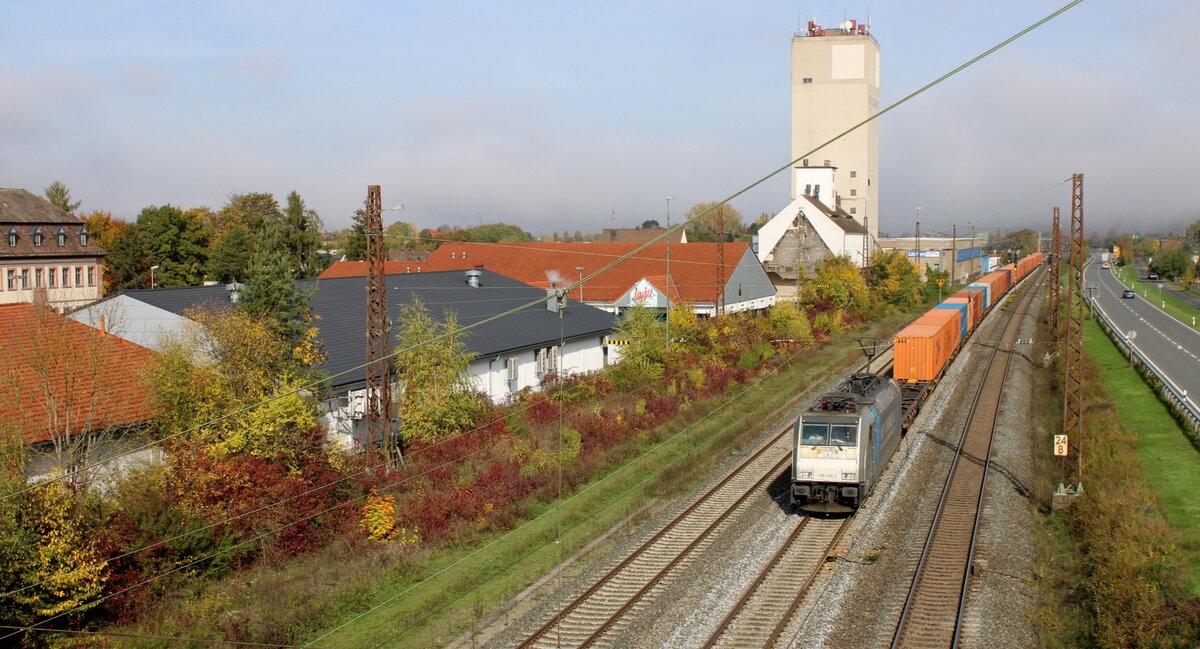 HSL 186 436-2 mit einem ZIH-Containerwagenzug Richtung Würzburg, am 17.10.2022 in Karlstadt (Main).