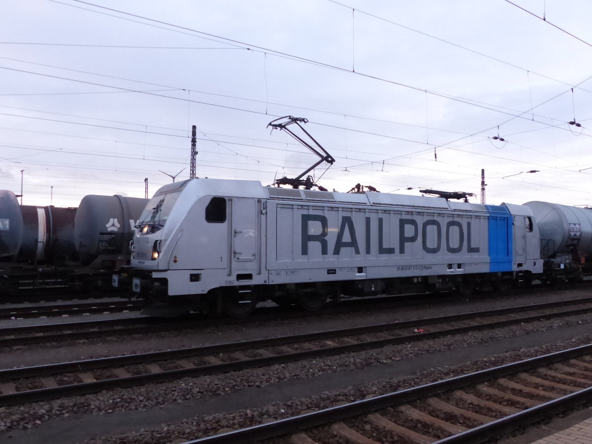 HSL 187 313-2 mit einem DEZA-Kesselwagenzug, am 28.01.2018 in Großkorbetha.