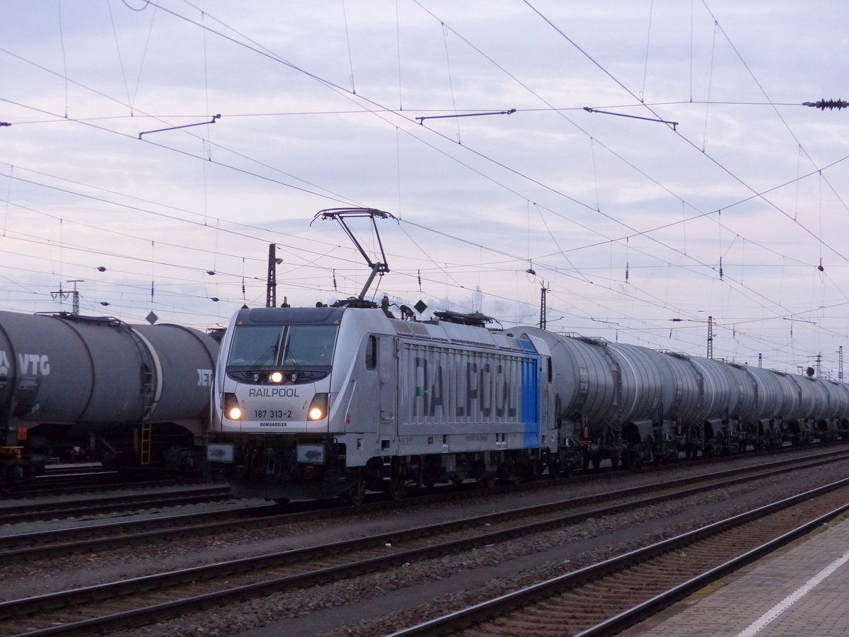 HSL 187 313-2 mit einem DEZA-Kesselwagenzug, am 28.01.2018 in Großkorbetha.