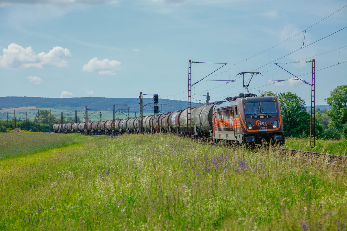 HSL 187 501-2 mit Kesselzug in Retzbach Zellingen, am 01.06.2019.
